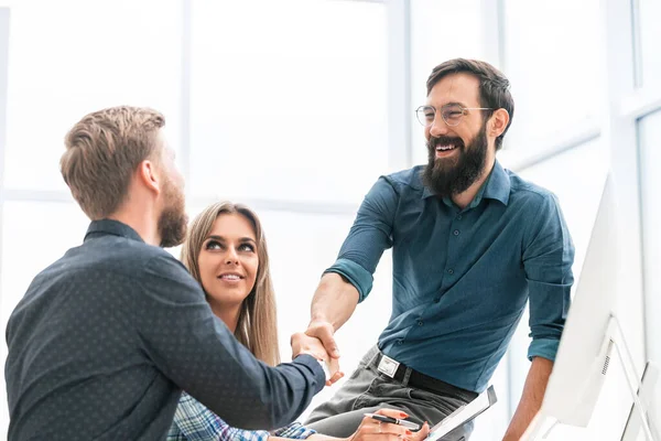 Apretón de manos empleados en el lugar de trabajo en la oficina — Foto de Stock