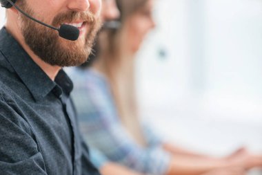 Kapat. Gülümseyen çağrı merkezi çalışanı sana bakıyor.