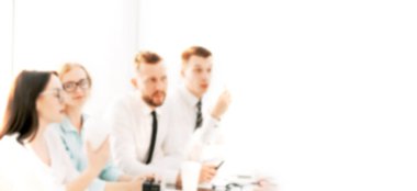 Reklam metni için bulanık görüntü. fotokopi alanı olan fotoğraf. Ekip yeni yatırım projesini tartışıyor.