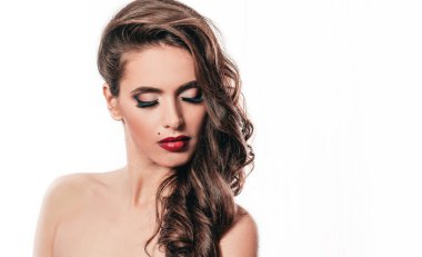 Güzel bir genç kadının yan görüntüsü..