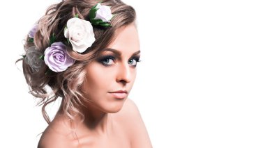 Beyaz arka planda izole edilmiş güzel kız modeli.