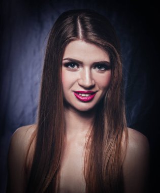 Kameranın önünde poz veren genç ve güzel bir manken..