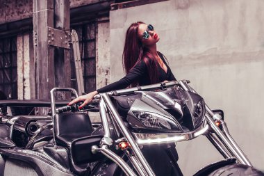 Prestijli bir motosiklet kuaföründe havalı siyah trike