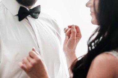 Gelin ve damat pencerenin yanında konuşuyorlar.