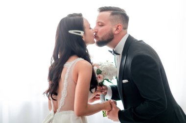 Damat ve düğün buketi gelinle buluşuyor.