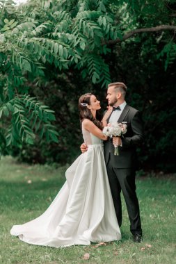 Park 'ın arka planında mutlu bir çiftin portresi.