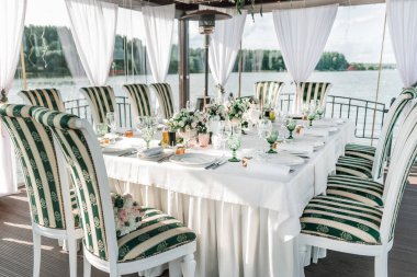 Kapat. Düğün yemeği için servis edilen masa..