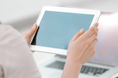 yakın çekim. Dijital tablet kullanarak iterek işkadını.