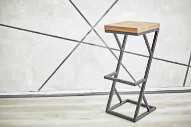 ahşap ve metalden yapılmış yüksek bar taburesi.