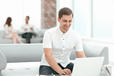 yakın çekim. işadamı bir dizüstü bilgisayarda çalışır