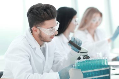Erkek bilim adamı laboratuvarda araştırma yapıyor.