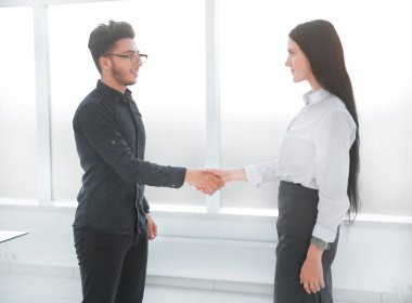 İş ortakları ofiste el sıkışıyor..