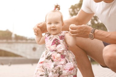 Yaklaş. İlk adım. Çocuk yürümeyi öğreniyor.