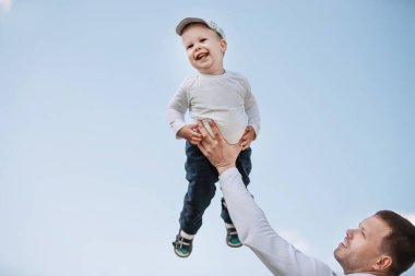 Baba ve oğul mavi gökyüzü arka plan üzerinde.