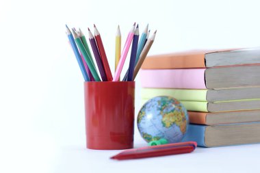 Dünya, kitap ve kalemler üzerinde kopya alanı ile beyaz arka plan .photo