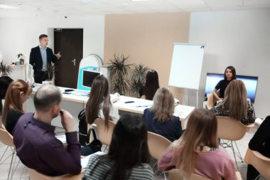 arka görüş.konuşmacı toplantıda bir rapor yapma.