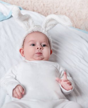 up.Pretty bebek yatakta yatarken tavşan kıyafetli kapatın.