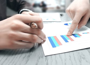 yakın.iş finansal rapora parmak işaret.
