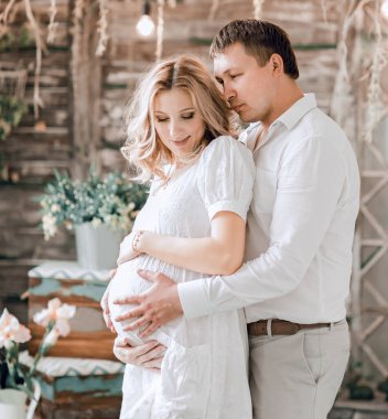 Yavaşça onun hamile eşi sarılma sevgi dolu koca