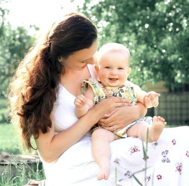 mutlu anneler ve kızları bir şehirde Park bir bankta oturmuş