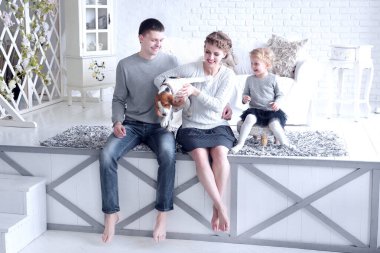 Anne ve küçük kız bir köpekle oynamayı