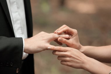 yakın, yukarı., gelin, koyarak, düğün, yüzük, damatlar, parmak.