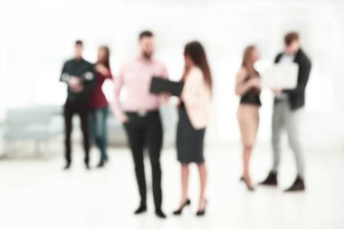 Ofis lobisinde konuşan bir grup iş adamının bulanık görüntüsü. iş geçmişi