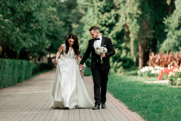 Belo casal recém-casados em um passeio no parque da cidade — Fotografia de Stock