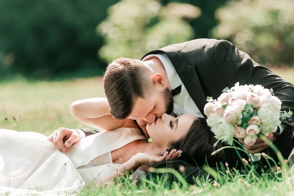Casal apaixonado no gramado no parque de verão . — Fotografia de Stock