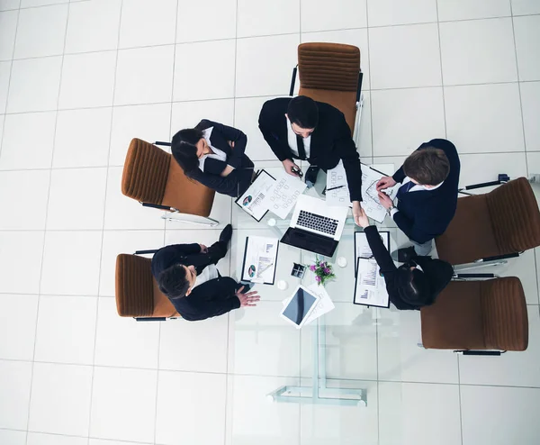Χειραψία επιχειρηματικών εταίρων πριν τις συνομιλίες κοντά στην επιφάνεια εργασίας στα — Φωτογραφία Αρχείου