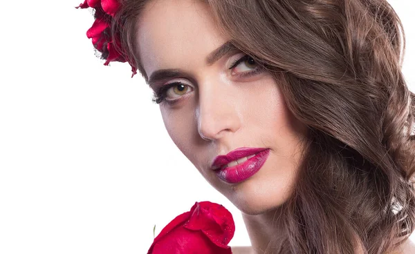 Портрет великолепной женщины с красной розой — стоковое фото