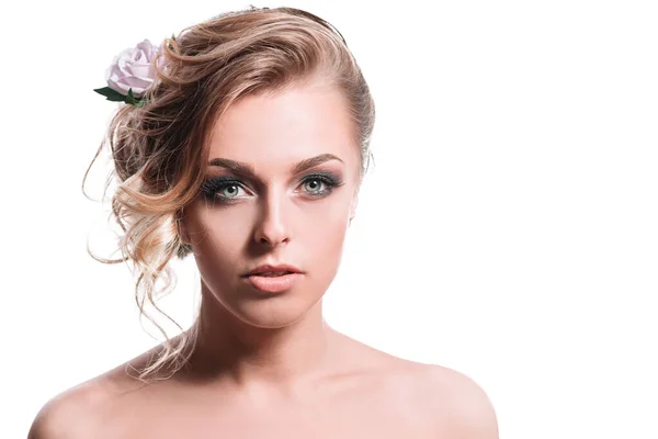 Fiatal nő gyönyörű frizura elszigetelt fehér — Stock Fotó