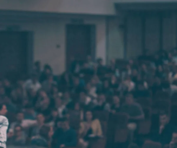 Wazig beeld van het publiek in de zaal van de business club — Stockfoto