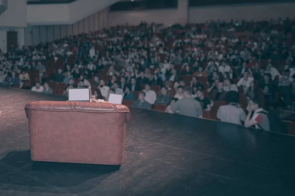 Pubblico ad un briefing nella grande sala del business cente — Foto Stock