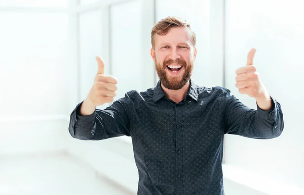 Een gelukkige zakenman die duimen laat zien. foto met kopieerruimte — Stockfoto