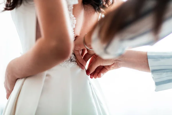 Крупний план. фон зображення жінки, яка пробує на весільній сукні . — стокове фото