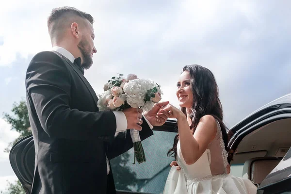 Wedding car on the city street. holidays and events — Stock Photo, Image