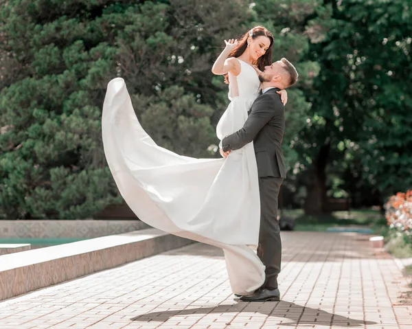 Loving couple of newlyweds standing in city Park — Stock Photo, Image