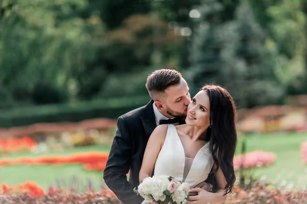 Porträt glücklicher Braut und Bräutigam am Hochzeitstag. — Stockfoto