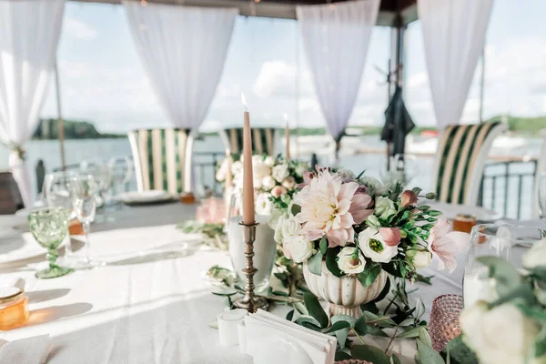 På nära håll. bord serverat till bröllopsfesten. — Stockfoto