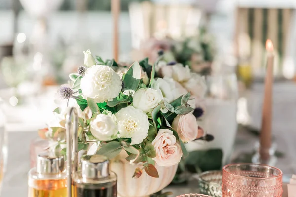 Vicino. bellissimo bouquet sulla tavola nuziale — Foto Stock