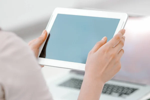 Close-up. zakenvrouw duwen met behulp van digitale tablet. — Stockfoto