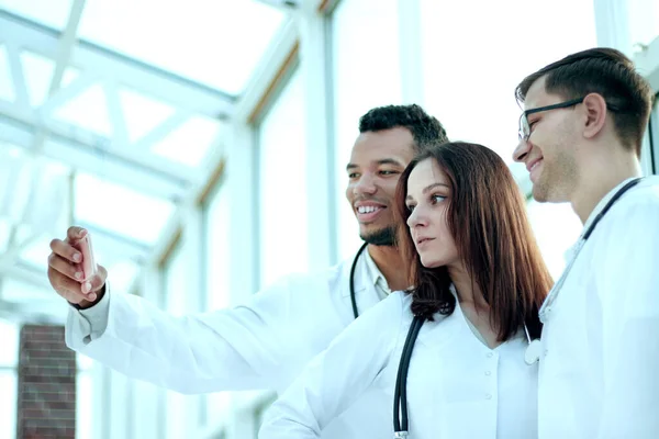 Groep van artsen stagiaires nemen van selfies in de lobby van het ziekenhuis — Stockfoto