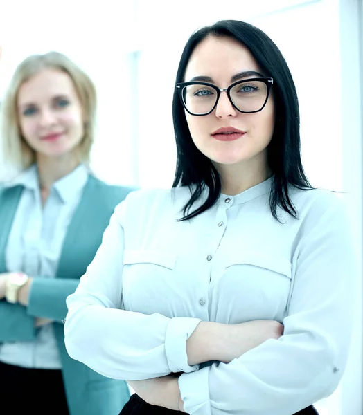 Zelfverzekerde zakenvrouw staat voor zijn business team — Stockfoto