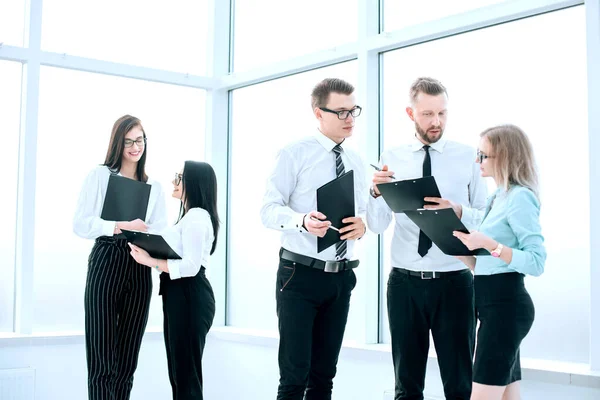 Equipo de negocios de pie en el vestíbulo de la oficina antes del inicio de la reunión de trabajo . — Foto de Stock