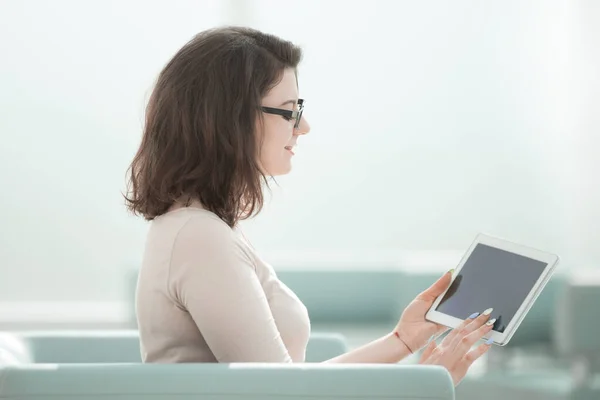 Ofis odasında dijital tabletli bir iş kadını oturuyor. — Stok fotoğraf