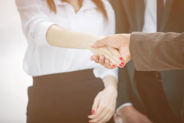 Primer plano. apretón de manos mujer de negocios con un socio de negocios — Foto de Stock