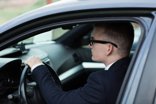 Zamknij up.businessman siedząc za kierownicą samochodu prestiżowej — Zdjęcie stockowe