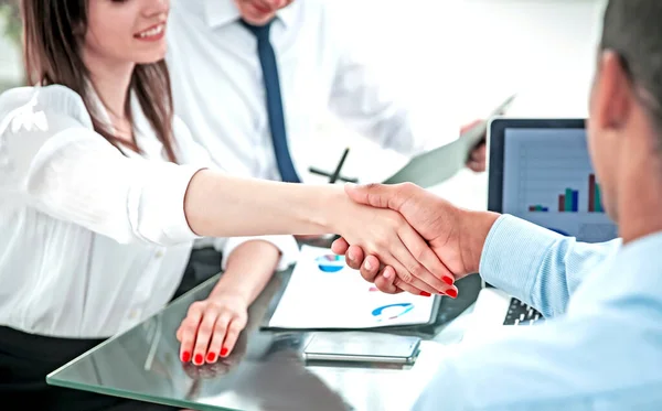 E agitar os parceiros financeiros após a discussão das condições financeiras do contrato . — Fotografia de Stock