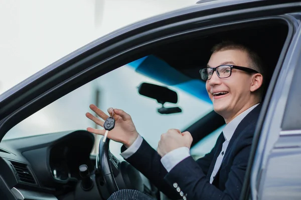 Szczęśliwy biznesmen trzymając klucze do swojego nowego samochodu — Zdjęcie stockowe